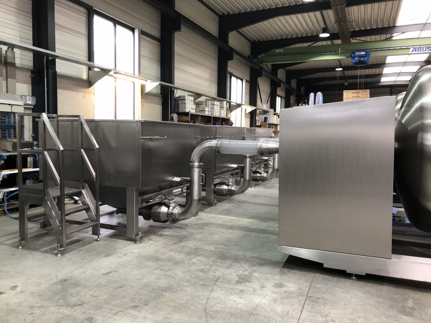 Nave de producción con tumblers de acero inoxidable