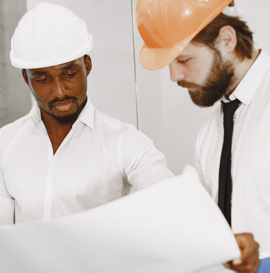 Ingenieros revisando el plano de una línea de producción